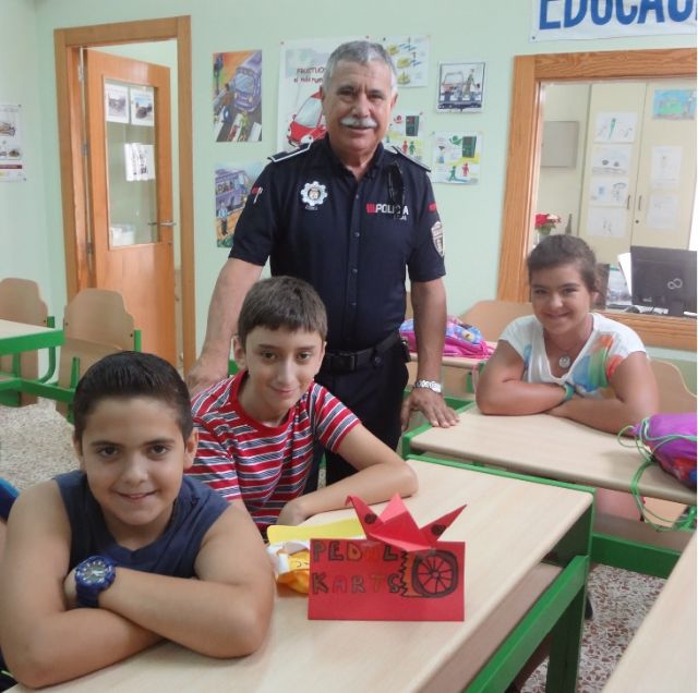 Una decena de niños disfruta aprendiendo en la Escuela de Seguridad Vial de Cartagena - 1, Foto 1