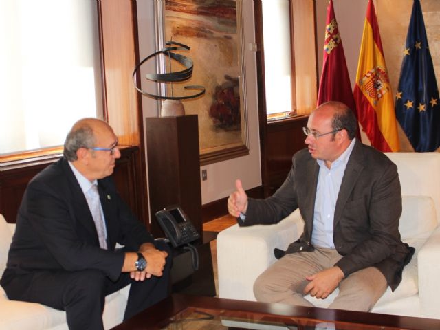 El presidente de la Comunidad se reúne con el secretario general autonómico del Sindicato de Enfermería SATSE - 1, Foto 1