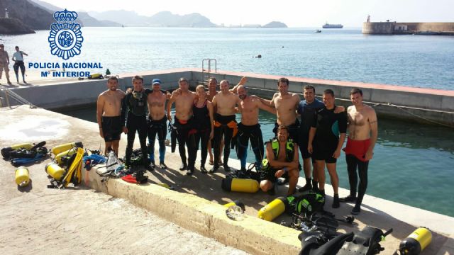 La Policía Nacional instruye a 30 alumnos en actuaciones de emergencia y rescate en medio acuático - 1, Foto 1