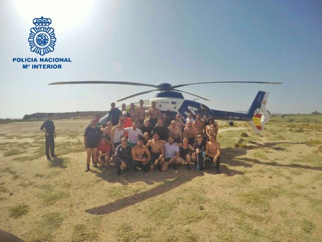 La Policía Nacional instruye a 30 alumnos en actuaciones de emergencia y rescate en medio acuático - 2, Foto 2