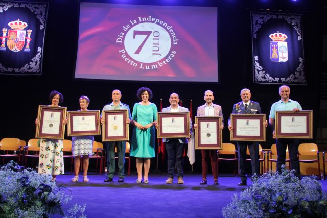El Ayuntamiento de Puerto Lumbreras  otorgó distinciones y reconocimientos a personas e instituciones coincidiendo con el Día de la Independencia - 2, Foto 2