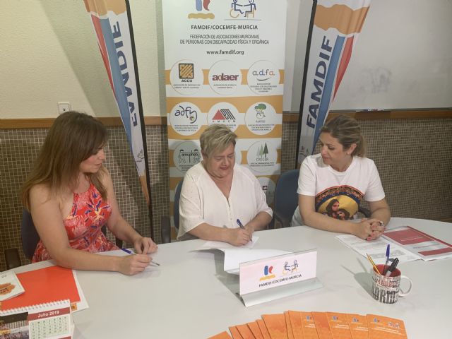 Un convenio entre el Ayuntamiento y FAMDIF/COCEMFE promoverá acciones para facilitar los desplazamientos de peatones con problemas de movilidad - 2, Foto 2