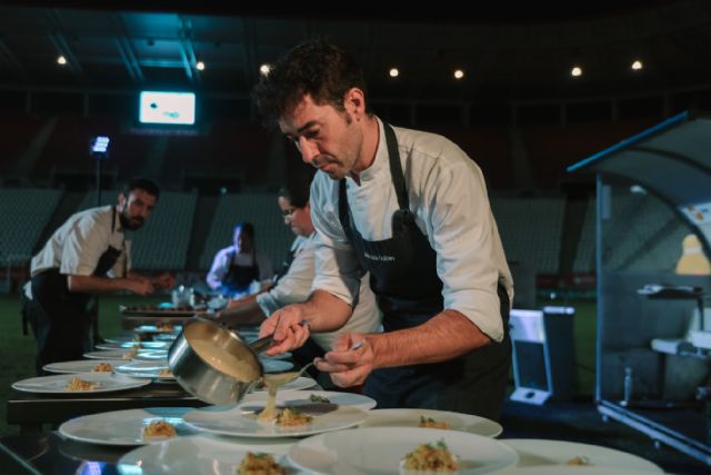 Fash Food sienta a sus comensales a cenar en el césped del estadio Nueva Condomina - 1, Foto 1