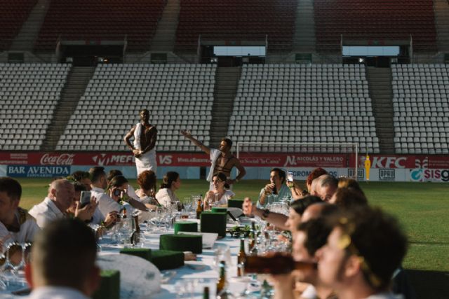 Fash Food sienta a sus comensales a cenar en el césped del estadio Nueva Condomina - 2, Foto 2