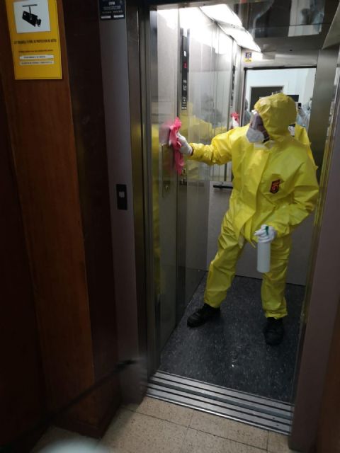 Las labores de desinfección llegan a cada centímetro de los 2.500 metros cuadrados del Centro de Formación e Iniciativas de Empleo de La Fica - 1, Foto 1