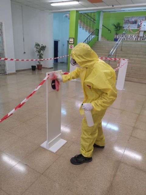 Las labores de desinfección llegan a cada centímetro de los 2.500 metros cuadrados del Centro de Formación e Iniciativas de Empleo de La Fica - 2, Foto 2