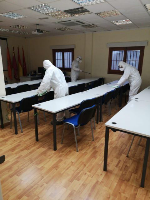 Las labores de desinfección llegan a cada centímetro de los 2.500 metros cuadrados del Centro de Formación e Iniciativas de Empleo de La Fica - 3, Foto 3