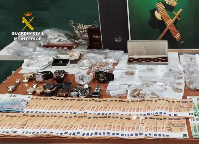 La Guardia Civil desmantela un grupo delictivo dedicado a la falsificación, receptación y blanqueo a través de establecimientos ´compro-oro´ - 1, Foto 1