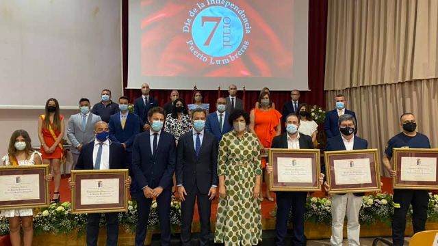 El Ayuntamiento de Puerto Lumbreras homenajeó a niños, sanitarios, empresarios, rastreadores y Banco de Alimentos en el día de la Independencia, por su contribución en la superación de la pandemia - 1, Foto 1