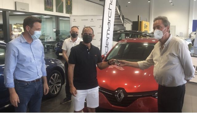 Entrega del coche al ganador del sorteo de AIDEMARCHA 2021 - 2, Foto 2