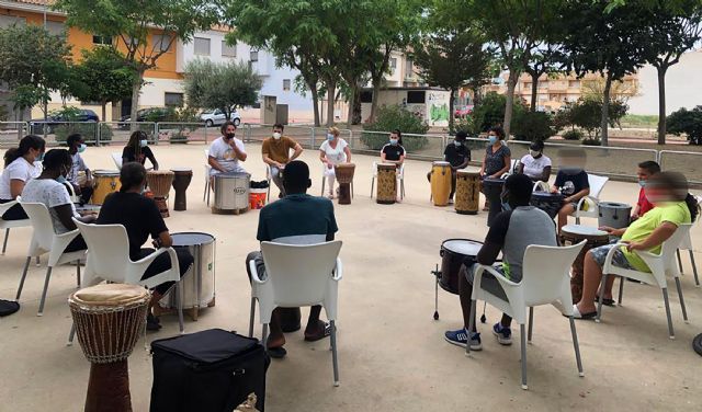 15 menores del barrio del Carmen disfrutan de un taller de percusión al aire libre - 1, Foto 1