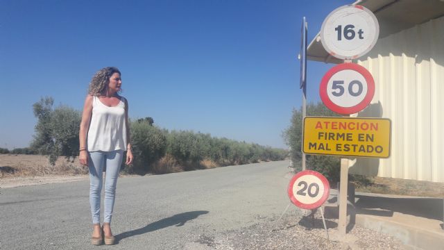 Los trabajos en la carretera de Marchena permiten mejorar su seguridad y corregir los desperfectos, implementando un nuevo asfalto y señalización viaria - 1, Foto 1