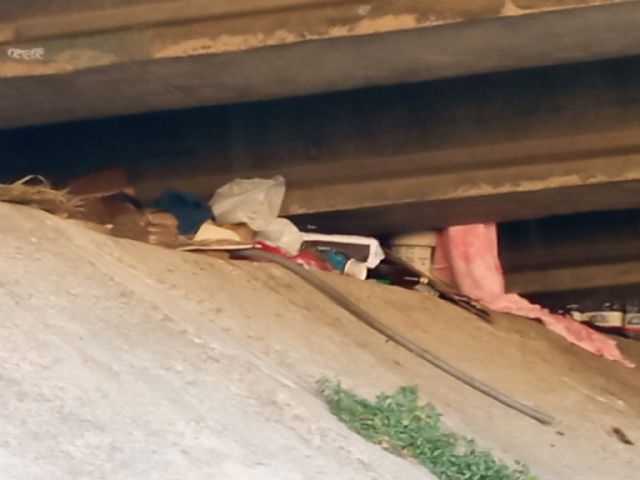 La falta de respuesta municipal al problema de los “sin techo” que viven bajo el Puente de San Diego agrava la situación de insalubridad e inseguridad - 1, Foto 1