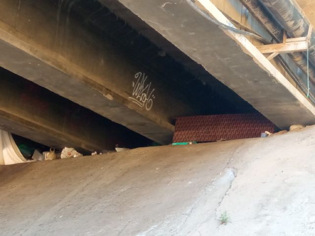 La falta de respuesta municipal al problema de los “sin techo” que viven bajo el Puente de San Diego agrava la situación de insalubridad e inseguridad - 3, Foto 3