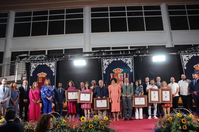 Puerto Lumbreras conmemora el 64 aniversario con motivo de su Independencia con un acto para reconocer a personalidades y entidades culturales y deportivas del municipio - 1, Foto 1