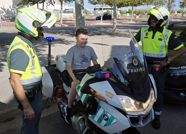 La Guardia Civil visita en Torre Pacheco a Iván, un niño diagnosticado de distrofia muscular de Duchenne y Becker - 4, Foto 4