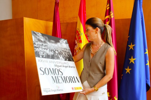 El Ayuntamiento convoca a un minuto de silencio en homenaje a Miguel Ángel Blanco en el XXVIII aniversario de su secuestro y asesinato por la banda terrorista ETA - 1, Foto 1