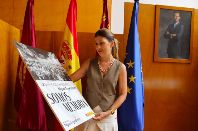 El Ayuntamiento convoca a un minuto de silencio en homenaje a Miguel Ángel Blanco en el XXVIII aniversario de su secuestro y asesinato por la banda terrorista ETA - 2, Foto 2