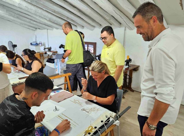 Caravaca impulsa el relevo generacional en el bordado en seda y oro con un curso para jóvenes en la Casa-Museo de los Caballos del Vino - 1, Foto 1