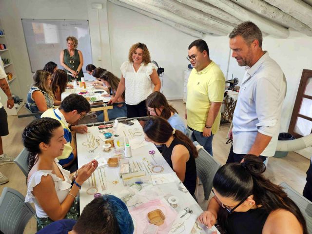 Caravaca impulsa el relevo generacional en el bordado en seda y oro con un curso para jóvenes en la Casa-Museo de los Caballos del Vino - 2, Foto 2