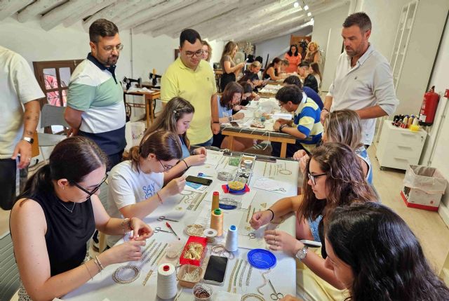 Caravaca impulsa el relevo generacional en el bordado en seda y oro con un curso para jóvenes en la Casa-Museo de los Caballos del Vino - 3, Foto 3