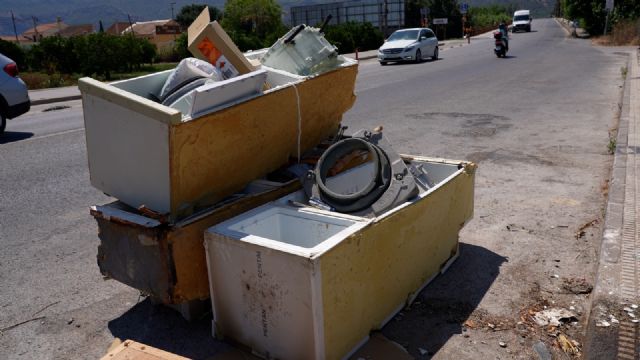 El PSOE denuncia que Murcia se está convirtiendo en un vertedero de enseres mientras el PP presume de servicio y da citas a más de un mes vista - 2, Foto 2