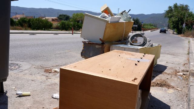 El PSOE denuncia que Murcia se está convirtiendo en un vertedero de enseres mientras el PP presume de servicio y da citas a más de un mes vista - 3, Foto 3