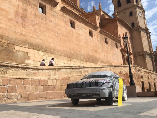 El PSOE pide la retirada del coche publicitario que hay en Plaza de España - 1, Foto 1