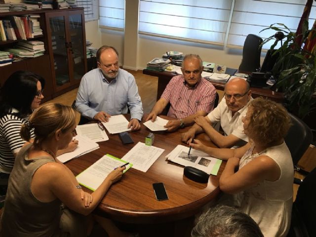 El Concejal de Agricultura se reúne con el Director General de Salud Pública para estudiar medidas que acaben con el elevado número de garrapatas asociadas a la proliferación del conejo de monte - 1, Foto 1