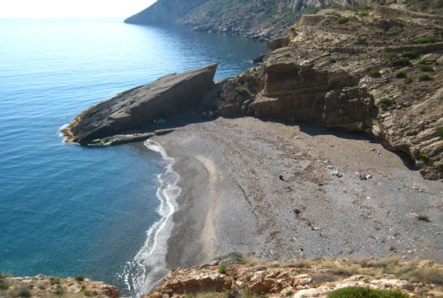 Cerrada al baño Cala Salitrona mientras duren los trabajos de limpieza del barco que se quemó este domingo - 1, Foto 1
