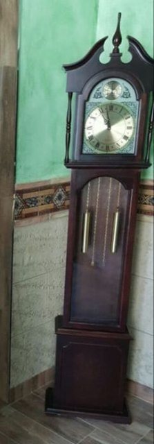 Roban un reloj de pared a plena luz del día en Totana, Foto 1