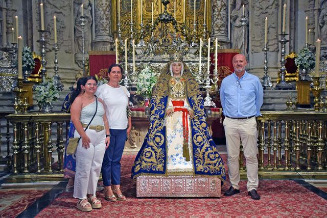 Segundo acto de veneración o besamanos de la Virgen de los Reyes de Sevilla en el interior de la capilla Real de la Seo - 2, Foto 2