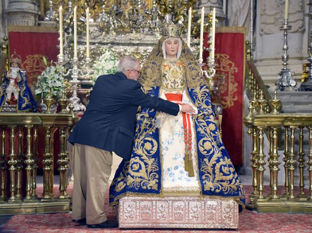 Segundo acto de veneración o besamanos de la Virgen de los Reyes de Sevilla en el interior de la capilla Real de la Seo - 3, Foto 3