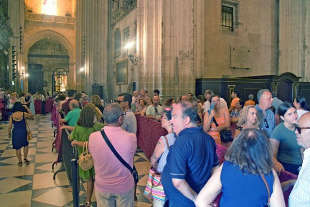 Segundo acto de veneración o besamanos de la Virgen de los Reyes de Sevilla en el interior de la capilla Real de la Seo - 4, Foto 4