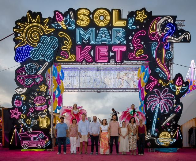 Solmarket se inaugura en Los Alcázares                      con el tradicional encendido del pórtico de entrada - 1, Foto 1