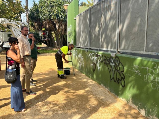 Murcia refuerza la vigilancia y limpieza de grafitis en las zonas verdes del municipio - 1, Foto 1