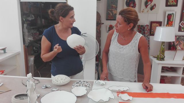 La directora general de Comercio visita en Águilas el taller de la artesana Marisa Peaguda - 1, Foto 1