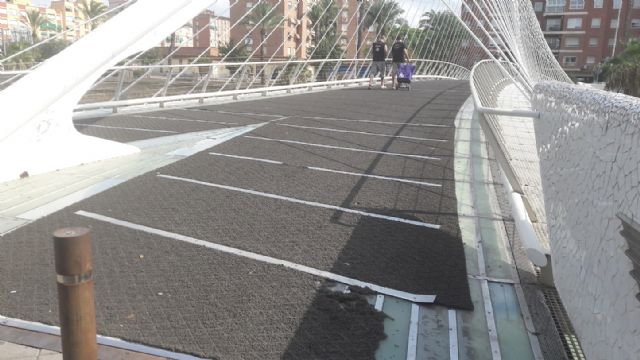 Ahora Murcia advierte de que el cochambroso estado de la moqueta de la pasarela de vistabella-infante puede provocar lesiones y caídas - 2, Foto 2