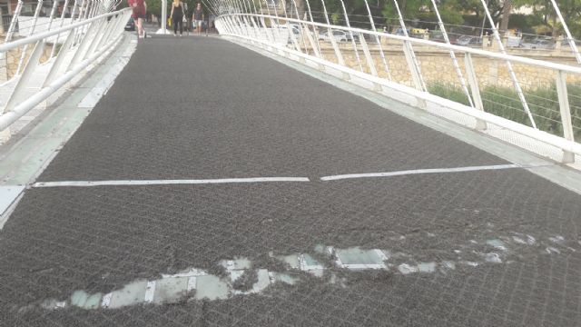 Ahora Murcia advierte de que el cochambroso estado de la moqueta de la pasarela de vistabella-infante puede provocar lesiones y caídas - 4, Foto 4