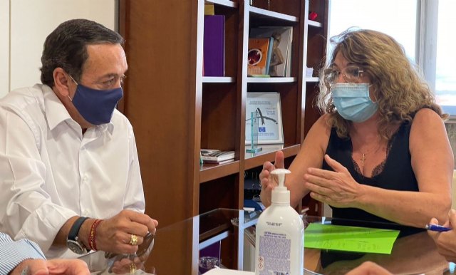 La Consejera de Educación explica al presidente de la CROEM los detalles del incumplimiento de las empresa del transporte escolar - 1, Foto 1