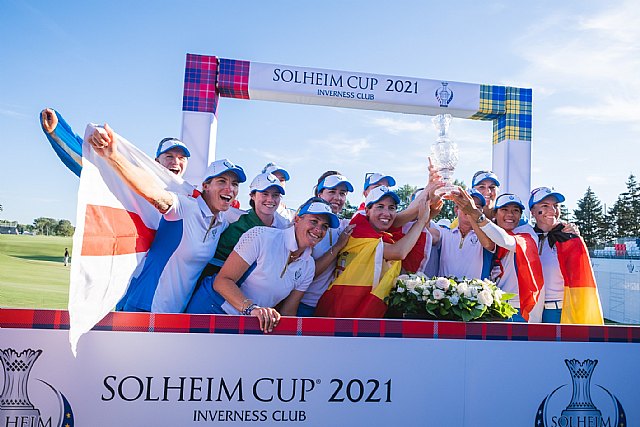  El equipo europeo con la copa (foto © Solheim Cup 2023) , Foto 1