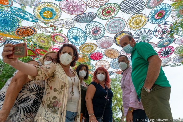Las mujeres de Perín elaboran un tapiz con aros y lanas recicladas para crear nuevos espacios de sombra - 1, Foto 1