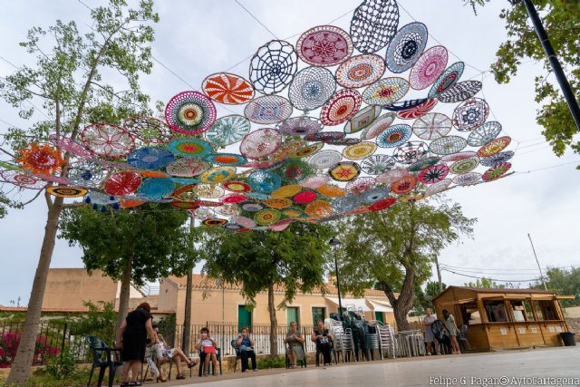 Las mujeres de Perín elaboran un tapiz con aros y lanas recicladas para crear nuevos espacios de sombra - 2, Foto 2