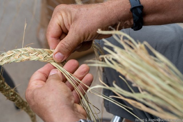 Las mujeres de Perín elaboran un tapiz con aros y lanas recicladas para crear nuevos espacios de sombra - 3, Foto 3