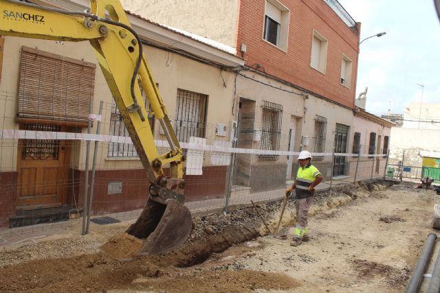 En los próximos días finalizarán las obra de renovación de servicios y adoquinado mediante plataforma única en la calle Romualdo López Cánovas, Foto 3