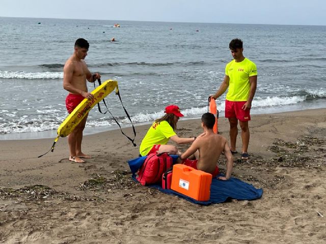 La intensa labor preventiva de los socorristas permite disfrutar de un verano tranquilo sin grandes incidencias en la costa lorquina - 1, Foto 1