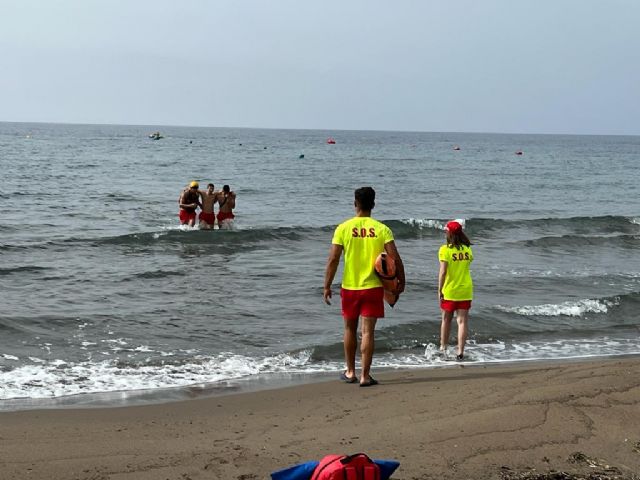La intensa labor preventiva de los socorristas permite disfrutar de un verano tranquilo sin grandes incidencias en la costa lorquina - 2, Foto 2