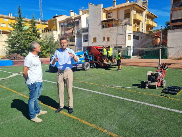 El Ayuntamiento de Caravaca ejecuta la reforma de las pistas de atletismo y el campo de fútbol del Complejo Deportivo Fernández Torralba con un presupuesto de 590.000 euros - 1, Foto 1