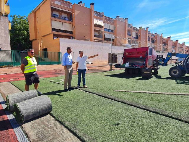 El Ayuntamiento de Caravaca ejecuta la reforma de las pistas de atletismo y el campo de fútbol del Complejo Deportivo Fernández Torralba con un presupuesto de 590.000 euros - 2, Foto 2