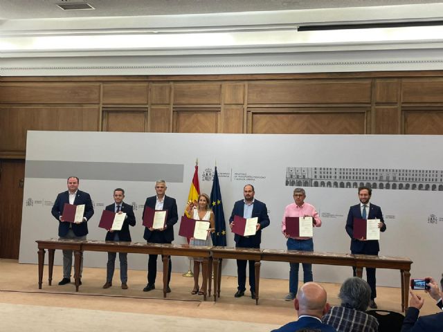El alcalde de Lorquí firma con la ministra el protocolo de la Agenda Urbana del municipio en Madrid - 2, Foto 2